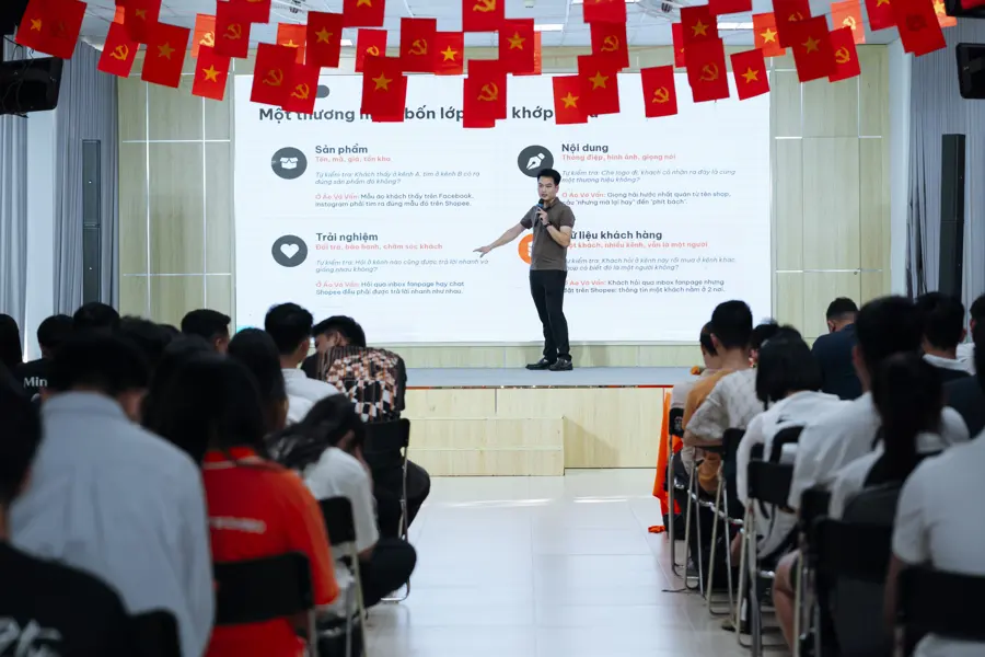 Đức Duy trình bày trước khán phòng