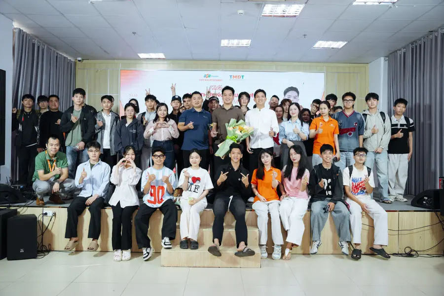 Ảnh chụp chung cùng sinh viên sau buổi talkshow
