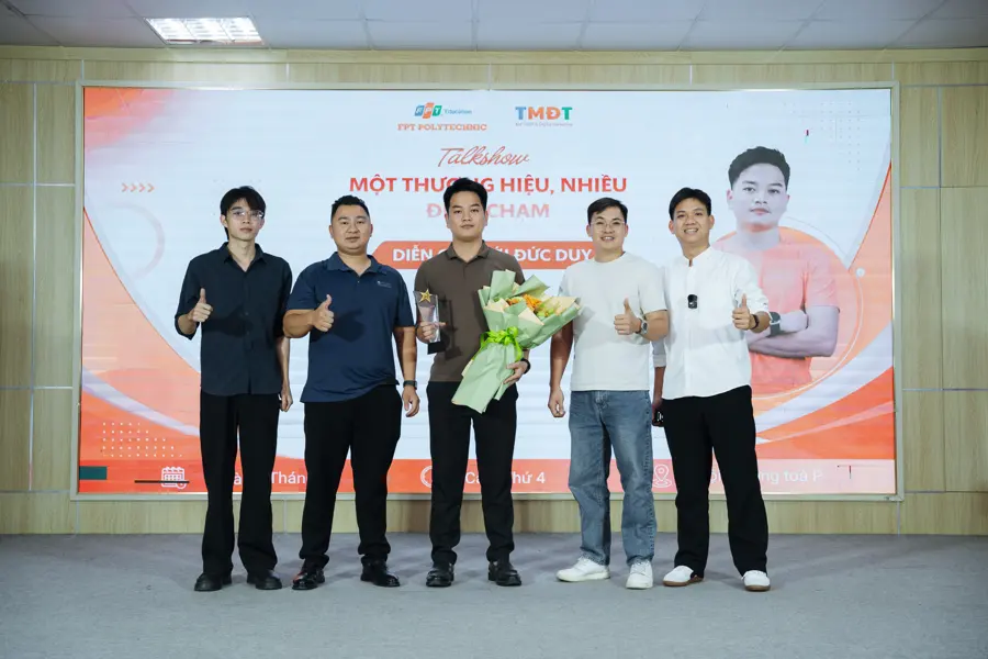 Ban tổ chức và diễn giả trên sân khấu