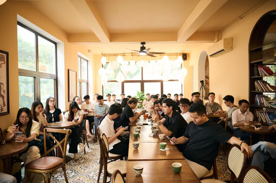 Khán phòng kín dần trước giờ mở màn