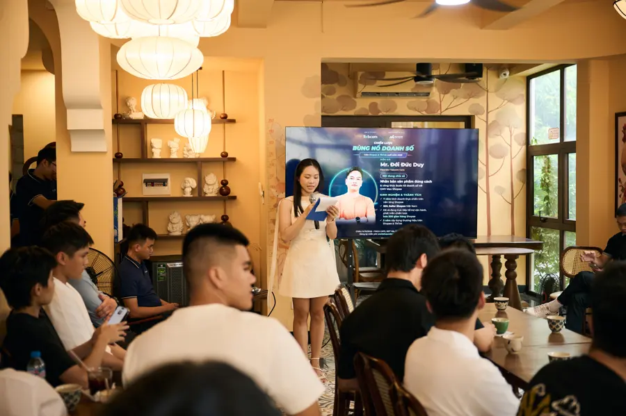 Người dẫn chương trình giới thiệu diễn giả