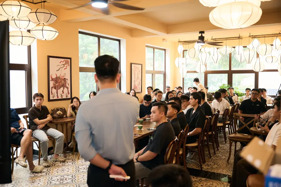 Đức Duy đứng trước khán phòng Finca Cafe