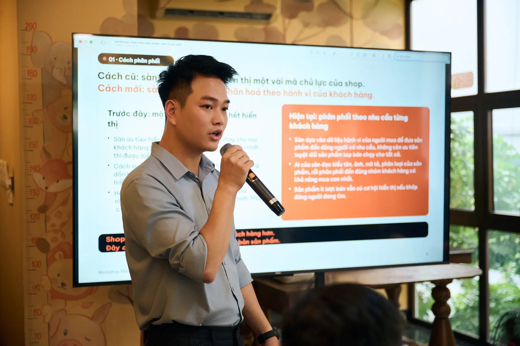Đức Duy trình bày cách Shopee phân phối sản phẩm