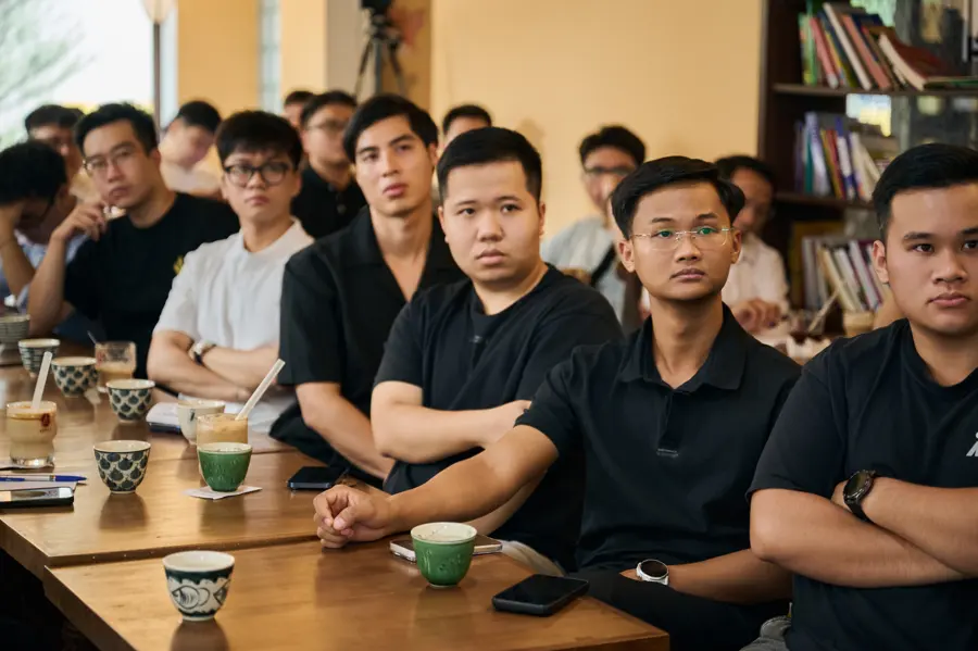 Người tham dự theo dõi phần chia sẻ