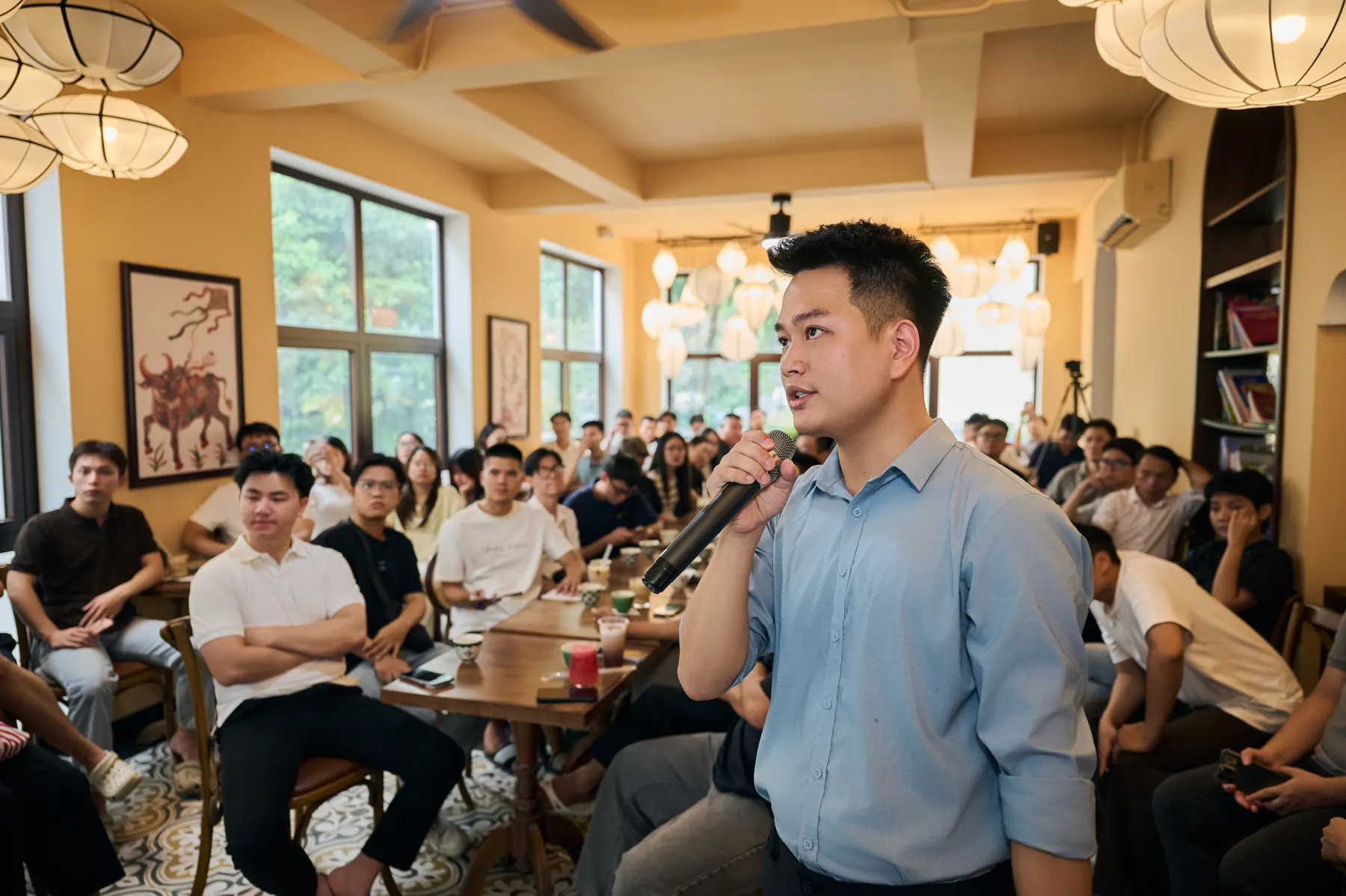 Đức Duy trao đổi trực tiếp giữa khán phòng