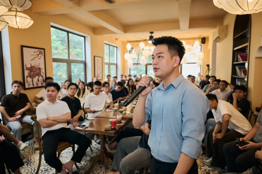 Đức Duy cầm mic giữa khán phòng