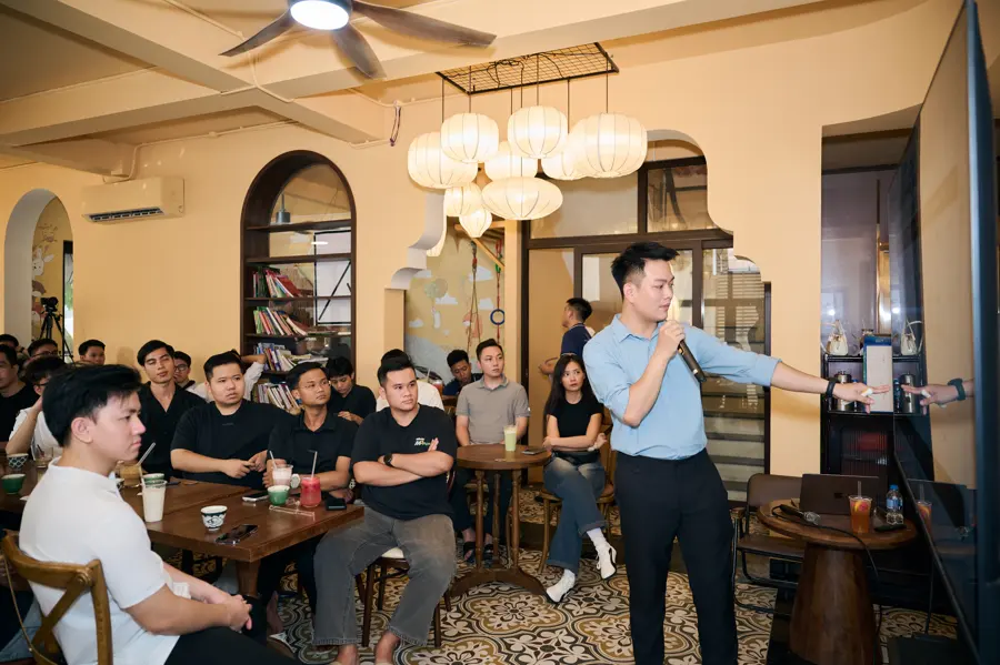 Đức Duy hướng khán phòng về phía màn hình