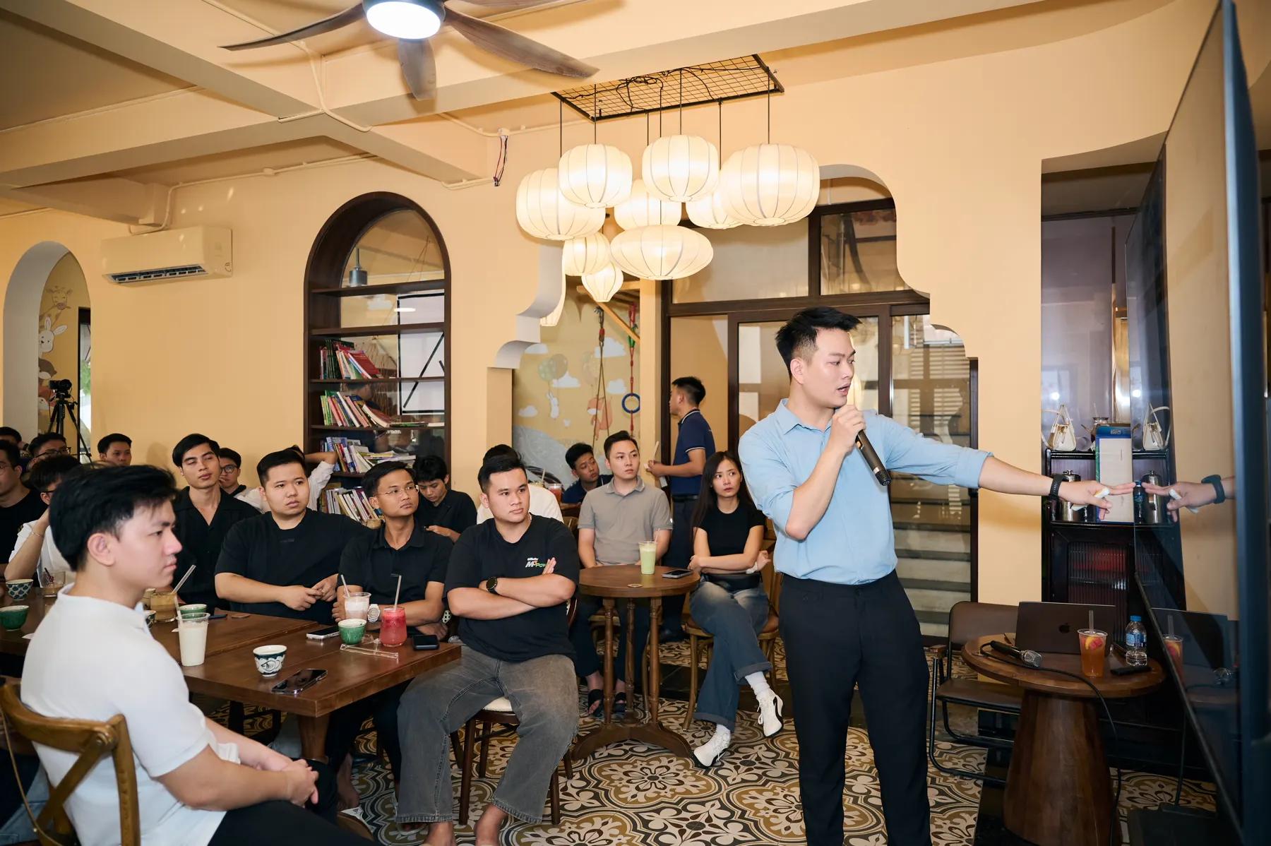 Đức Duy chia sẻ với khán phòng workshop Nhân bản sản phẩm