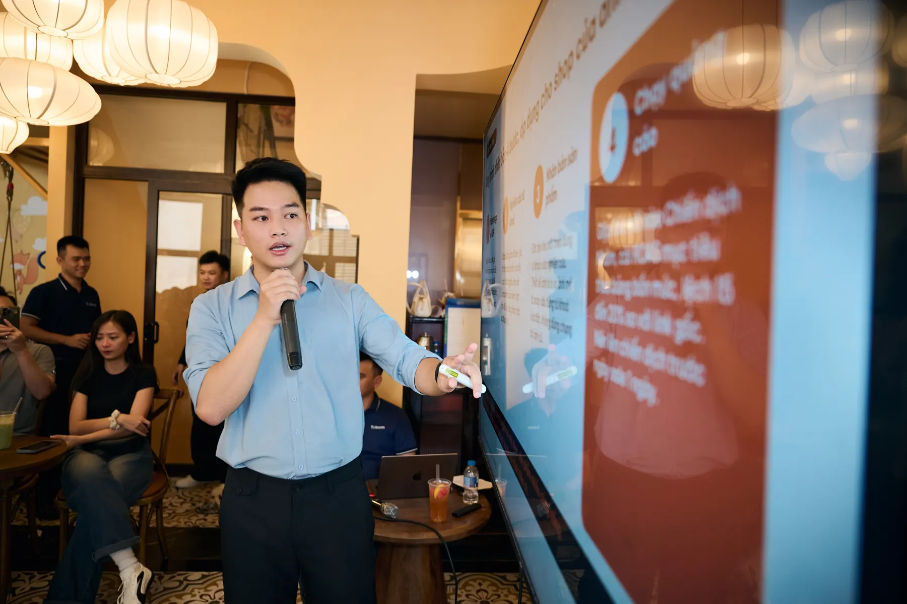 Đức Duy trình bày quy trình cài quảng cáo