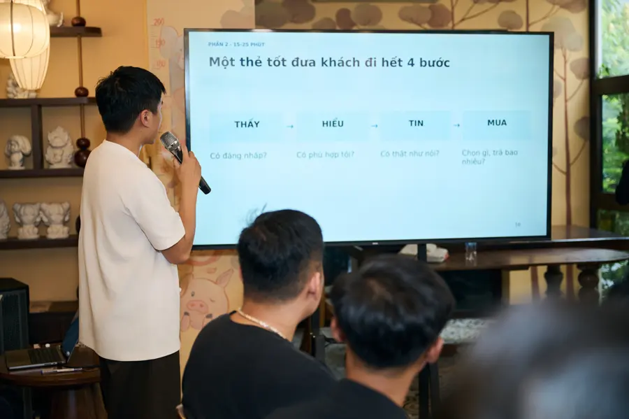 Một thẻ sản phẩm tốt đưa khách đi hết 4 bước