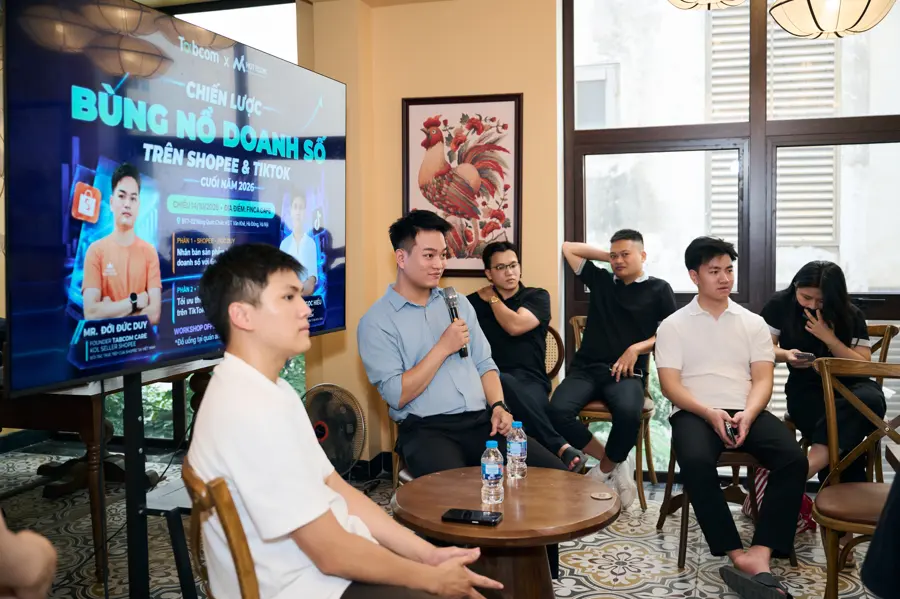 Hai diễn giả trả lời câu hỏi