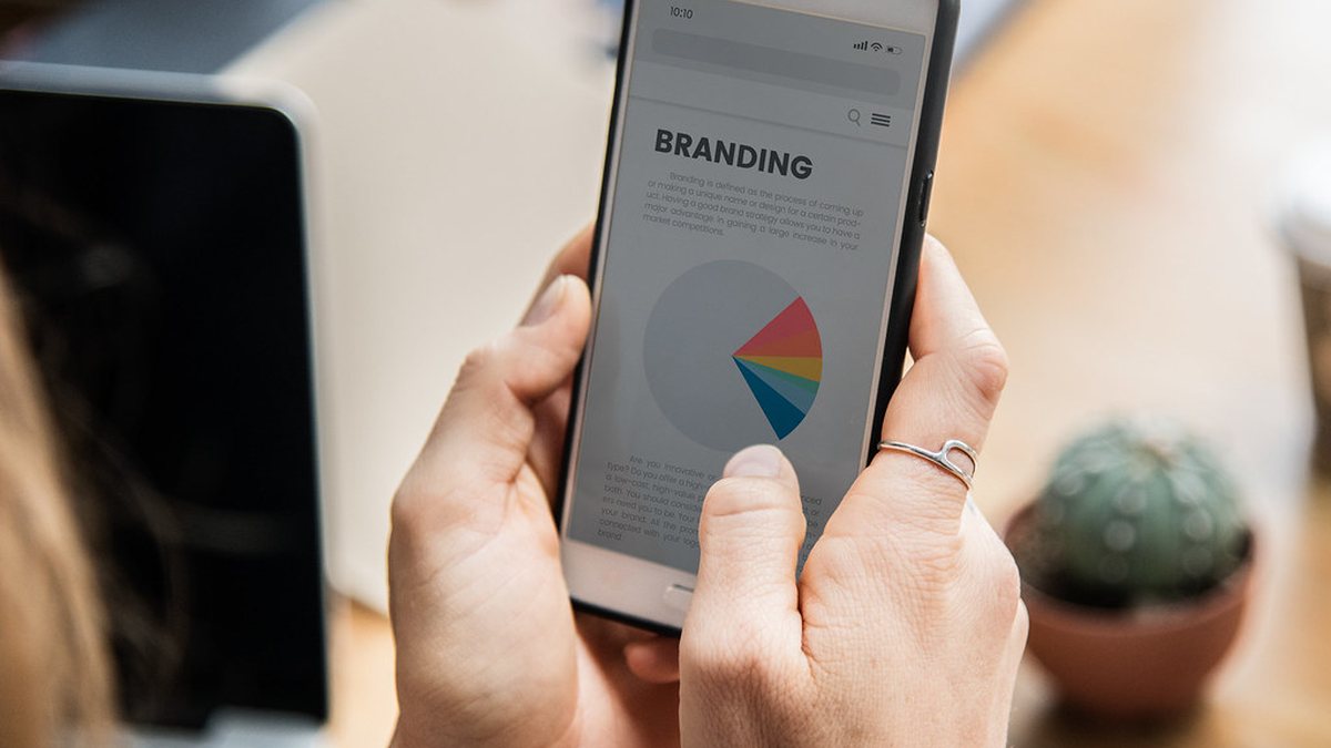 Người dùng xem nội dung marketing trên điện thoại