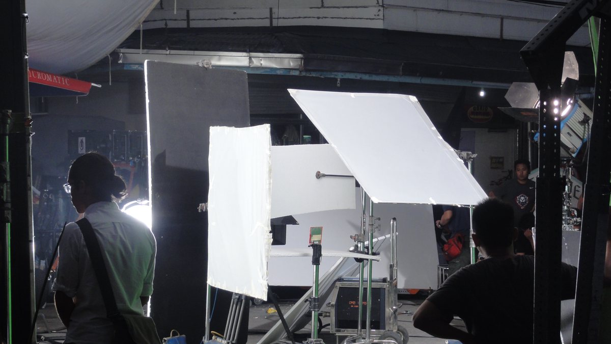 Hậu trường quay video/TVC trong studio với đèn chiếu sáng, phông nền, ekip quay phim