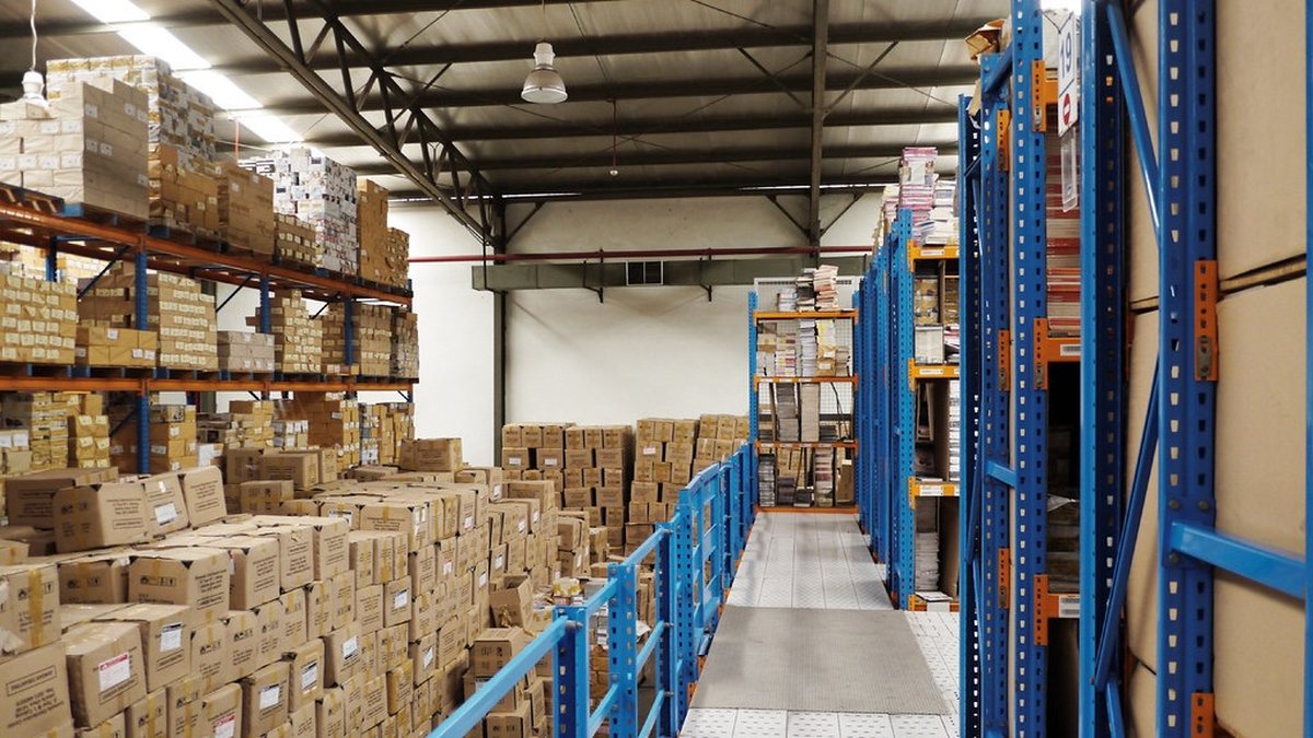 Kho hàng công nghiệp, kệ sắt cao chất đầy thùng carton